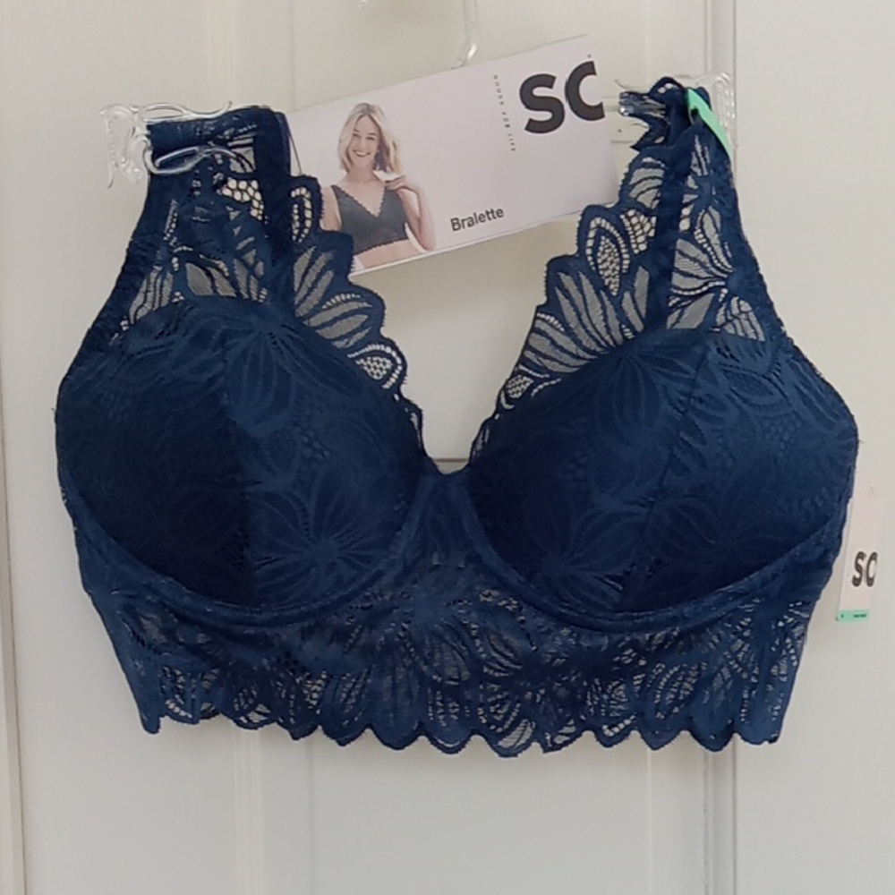 NEW. NAVY BLUE BEAUTIFUL PADDED LACE BRALETTE BY SO.  WIRE FREE. SIZE MEDIUM